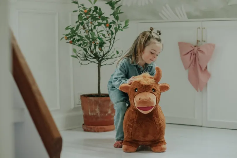 KREA Hop And Bounce Plush Cow – Hoppende plysjeku
