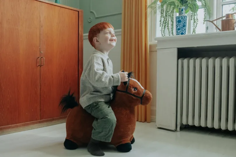 KREA Hop and Bounce Plush Horse – Brun myk studshest